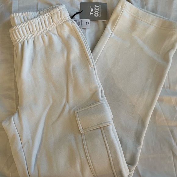 Aritzia Pants - Aritzia Cozy Fleece Mega Cargo Sweatpant (Whisper White | X-Small)